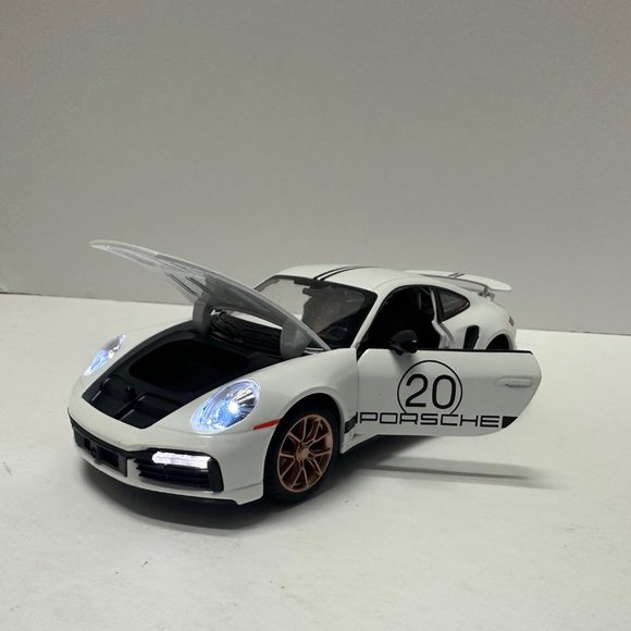 1:24 2020 Porsche 911 Turbo S Diecast With Headlight & Tailight LEDS White - Picture 5 of 9